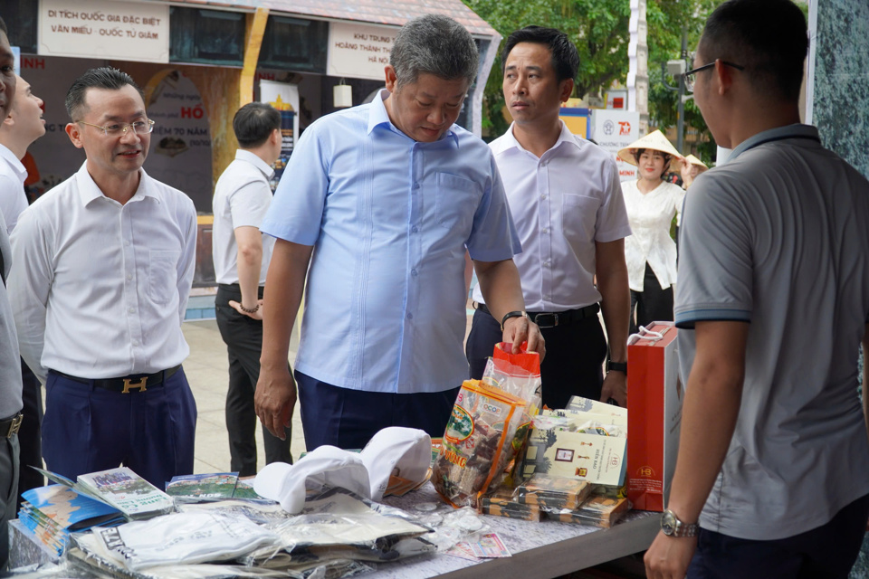 Phó Chủ tịch UBND TP Hà Nội Nguyễn Mạnh Quyền kiểm tra một gian hàng trưng bày sản phẩm OCOP.