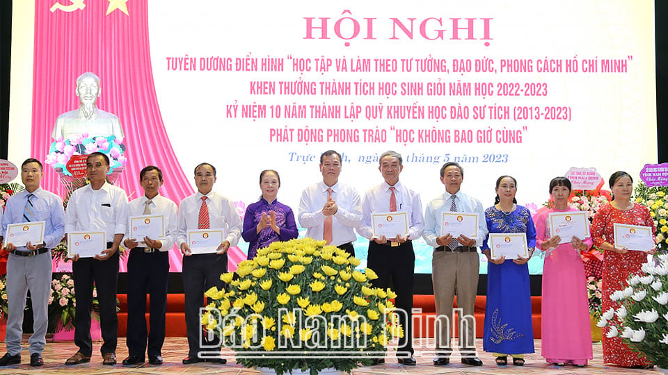 Huyện Trực Ninh tuyên dương điển hình học và làm theo Bác