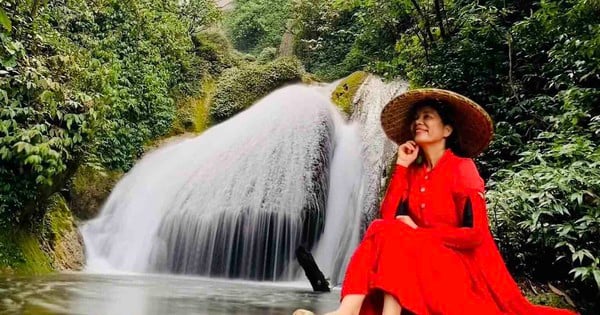 Nam Luc Wasserfall, schönes Wasser wie in den Filmen auf dem Sin Ho Plateau in Lai Chau, Wasser fließt aus dem Urwald