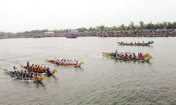 Traditional boat race to celebrate General Secretary Le Duan's birthday photo 1