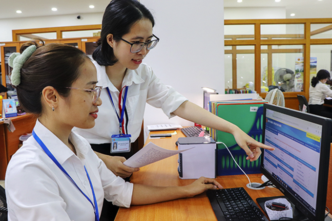 Civil servants of the State Accounting Department, Khanh Hoa State Treasury operate on the Online Public Service system.