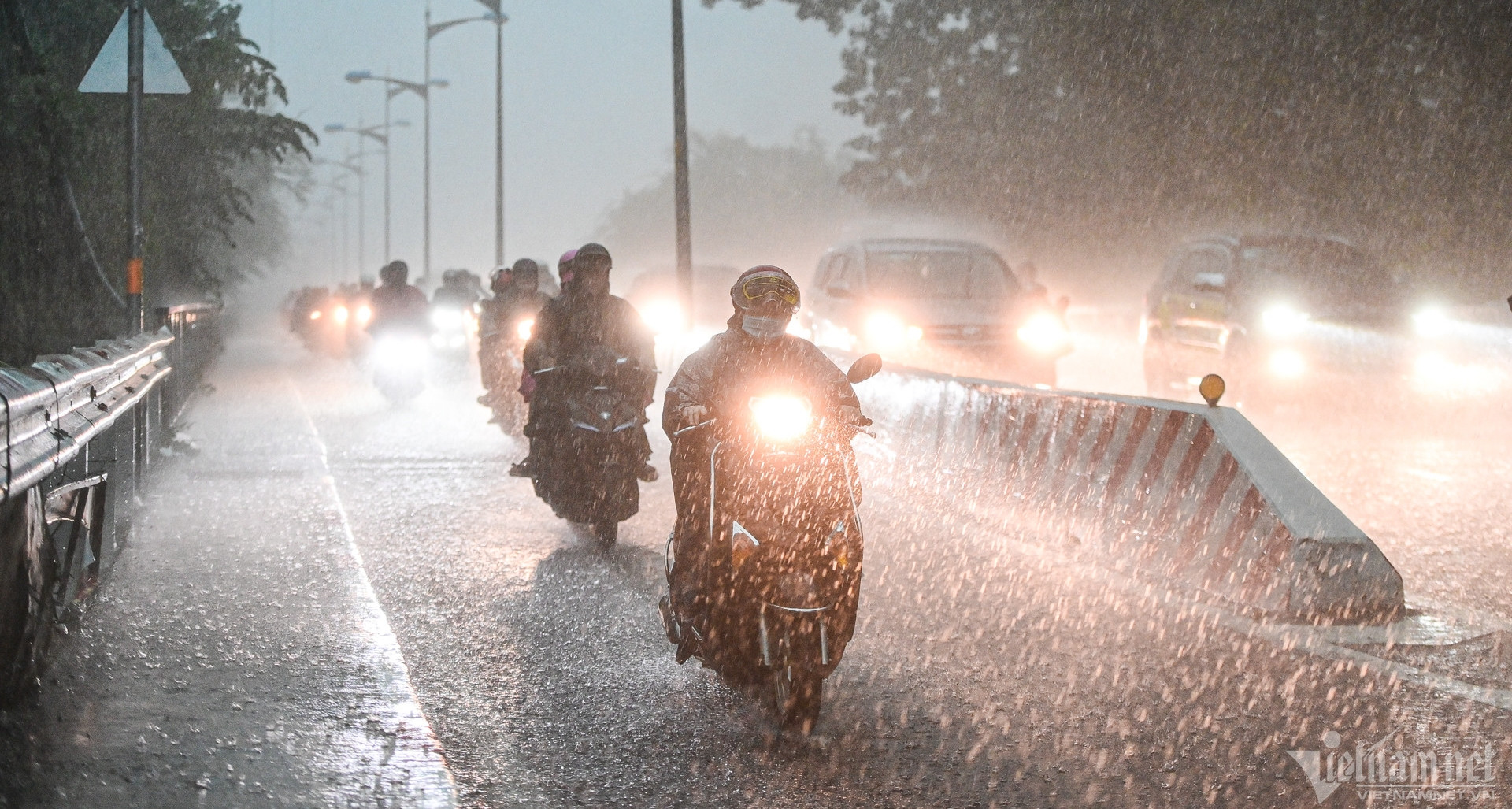 Fortes pluies à Ho Chi Minh-Ville et dans le Sud-Est en raison de l'influence de la tempête n°6