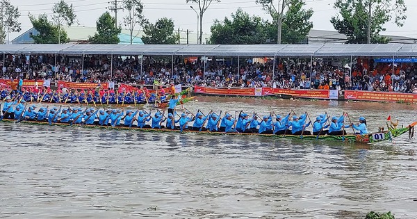 Hàng ngàn lượt người dân ở miền Tây cổ vũ cho các đội đua ghe ngo