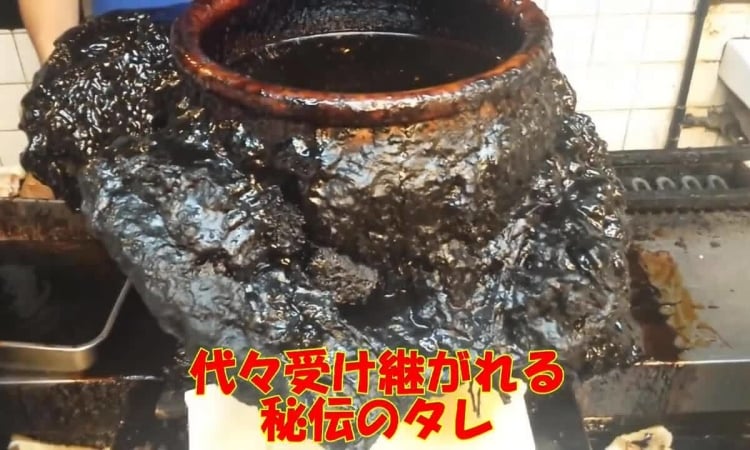 Restaurante japonés sorprendido por una botella de salsa que no se ha lavado en 60 años