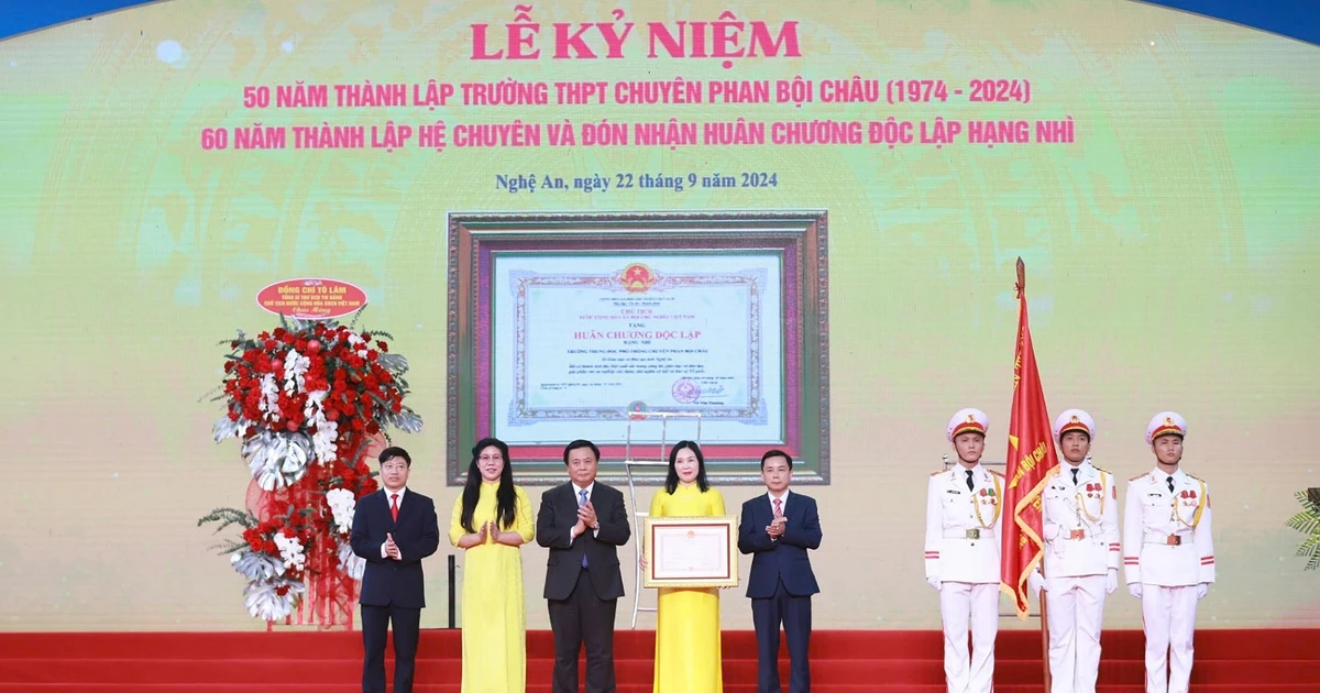 La escuela secundaria para superdotados Phan Boi Chau recibió la Medalla de la Independencia de segunda clase