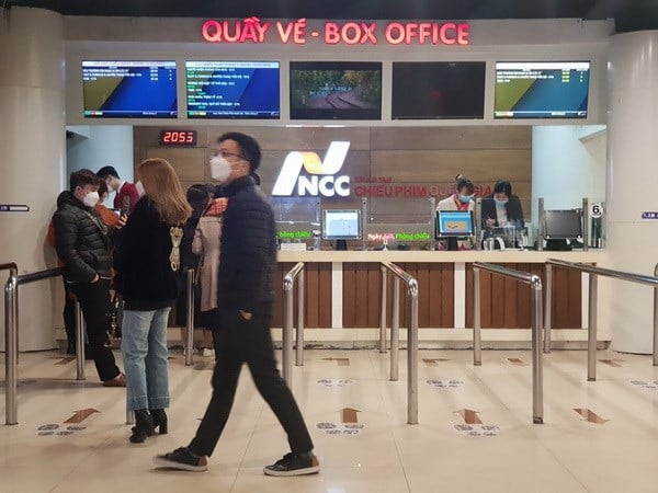 Zuschauer kaufen Kinokarten im National Cinema Center. (Foto: Vietnam+)