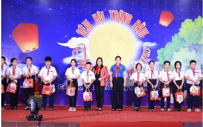 นางสาวทราน ทิ ซวน มาย ผู้อำนวยการฝ่ายแรงงาน ทหารผ่านศึกและกิจการสังคม นครกานโธ (เสื้อแดง) มอบของขวัญให้กับเด็กๆ ที่อยู่ในสภาวะยากลำบาก