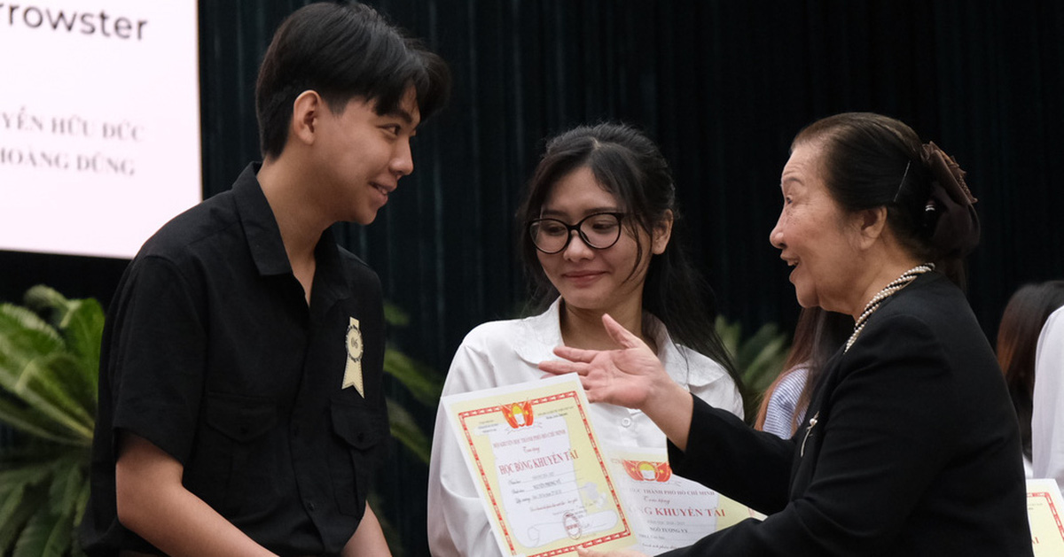 Awarding 318 scholarships to encourage talent for students in Ho Chi Minh City