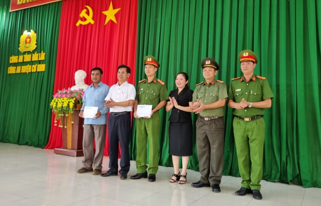 ตำรวจภูธรอำเภอคู้จิ้นและตำรวจภูธรจังหวัดเชียงราย รับรางวัลเหนือความคาดหมาย จากการจับกุมผู้ต้องหา 3 รายที่ก่อเหตุอันตราย