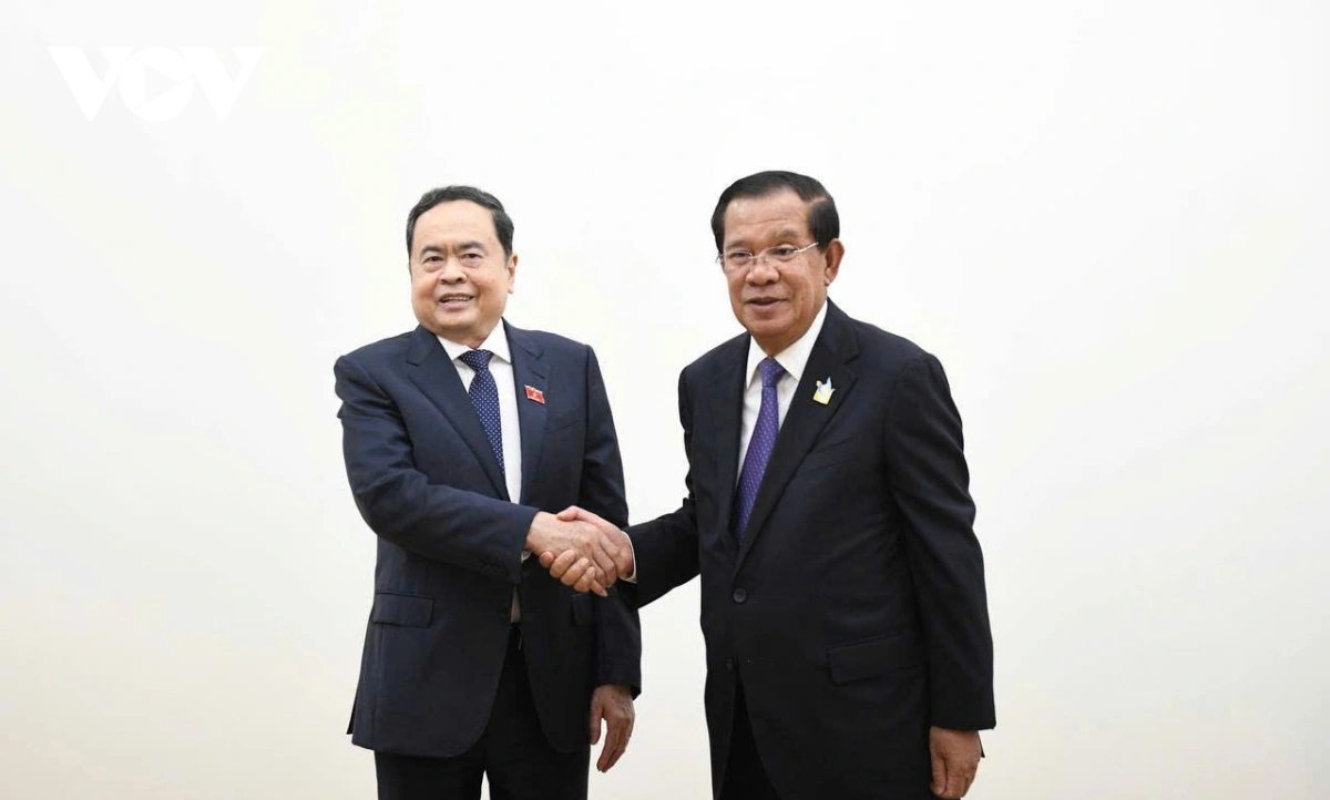 Le président de l'Assemblée nationale rencontre le président du Parti du peuple cambodgien et le président du Sénat