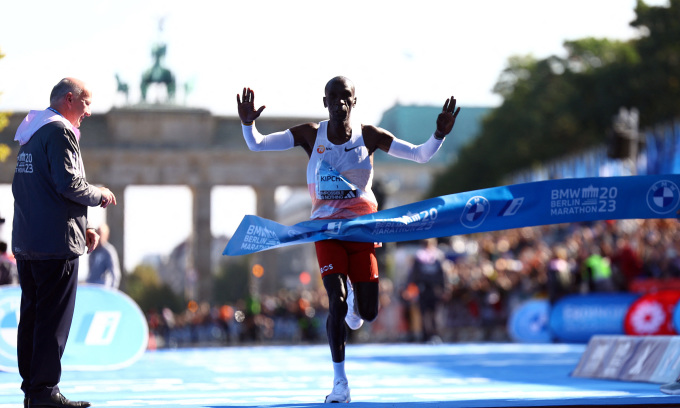 Kipchoge finished the 2023 Berlin Marathon on September 24. Photo: Reuters