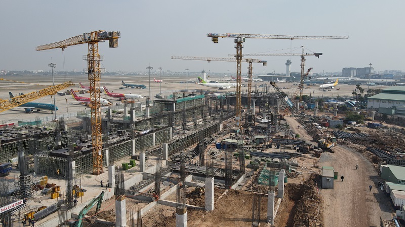 Un coin du chantier de construction du terminal T3 de l'aéroport de Tan Son Nhat. Photo : Le Quan