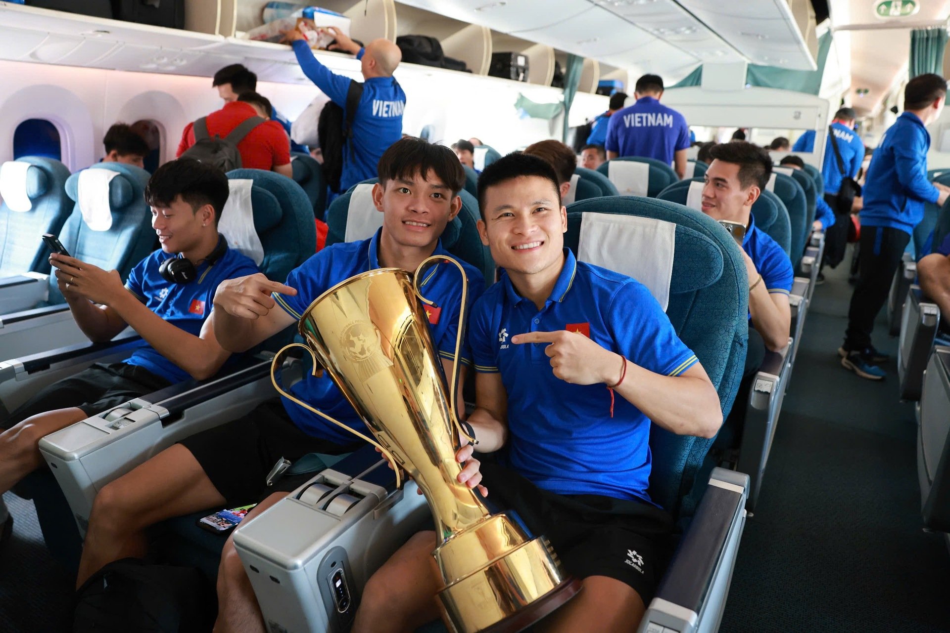 Vietnam Airlines schickt Spieler der vietnamesischen Fußballnationalmannschaft in die Business Class