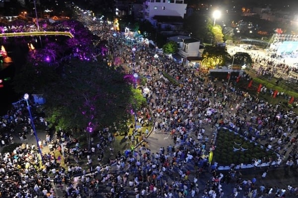 Bach Dang walking street bustling on National Day