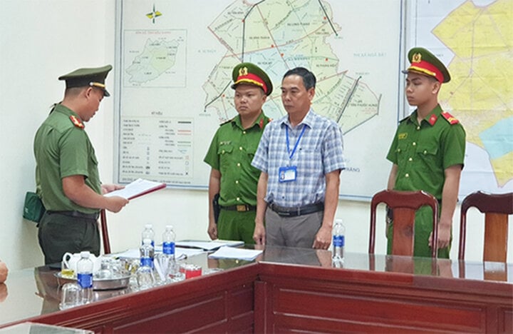 The Investigation Security Agency of Hau Giang Provincial Police served the decisions to prosecute and the order to temporarily detain Mr. Tran Khong Dan. (Photo: Hau Giang Police)