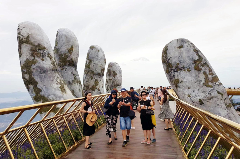 El Puente Dorado (Da Nang) es uno de los lugares elegidos por las compañías de viajes como destino alternativo al inundado Norte. Foto: Hoai Nam