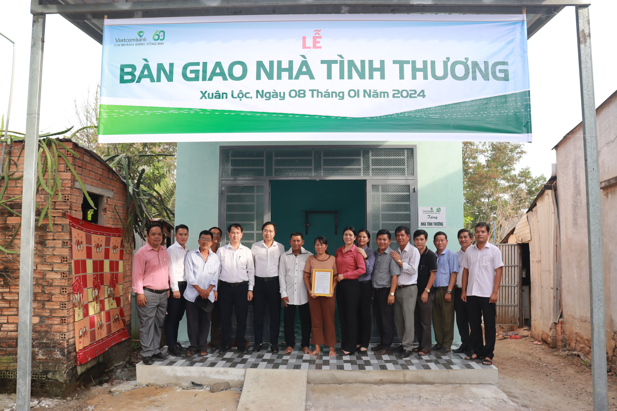 Vietcombank a inauguré de nombreuses maisons pour donner de la nourriture et des boissons aux pauvres pendant les vacances du Têt, photo 3