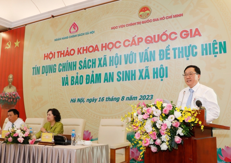 El Director General del Banco de Vietnam para Políticas Sociales, Duong Quyet Thang, informó brevemente sobre las actividades del Banco de Vietnam para Políticas Sociales, contribuyendo a la implementación y garantía de la seguridad social.