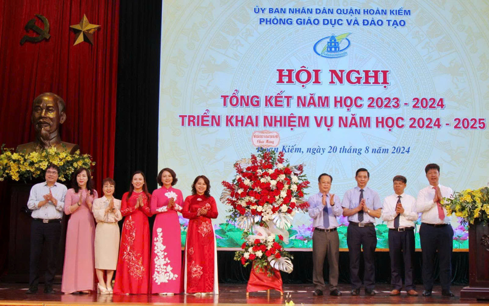 Leaders of Hanoi Department of Education and Training congratulate Hoan Kiem Department of Education and Training.