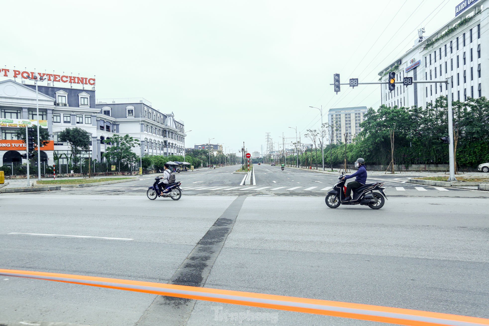 2つの地区を結ぶ2500億ドンの道路のクローズアップ。長年の建設を経てもまだ完成していない。写真2