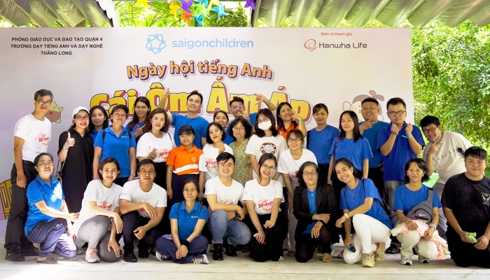 Hanwha Life Vietnam gives love to disadvantaged students