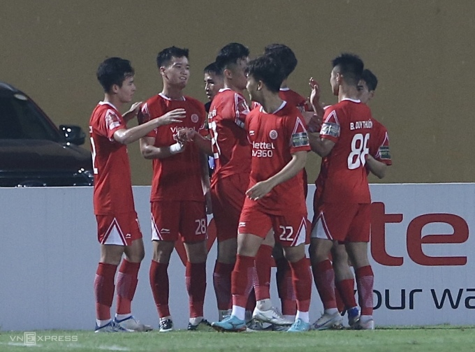 Hoang Duc (segundo desde la izquierda) brilló para ayudar a Viettel a ganar nuevamente después de cuatro partidos de empates y derrotas. Foto: Hieu Luong