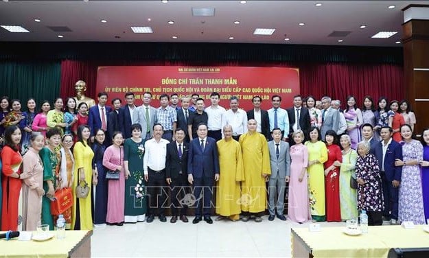 Le président de l'Assemblée nationale, Tran Thanh Man, avec la communauté vietnamienne au Laos. Photo : Thong Nhat