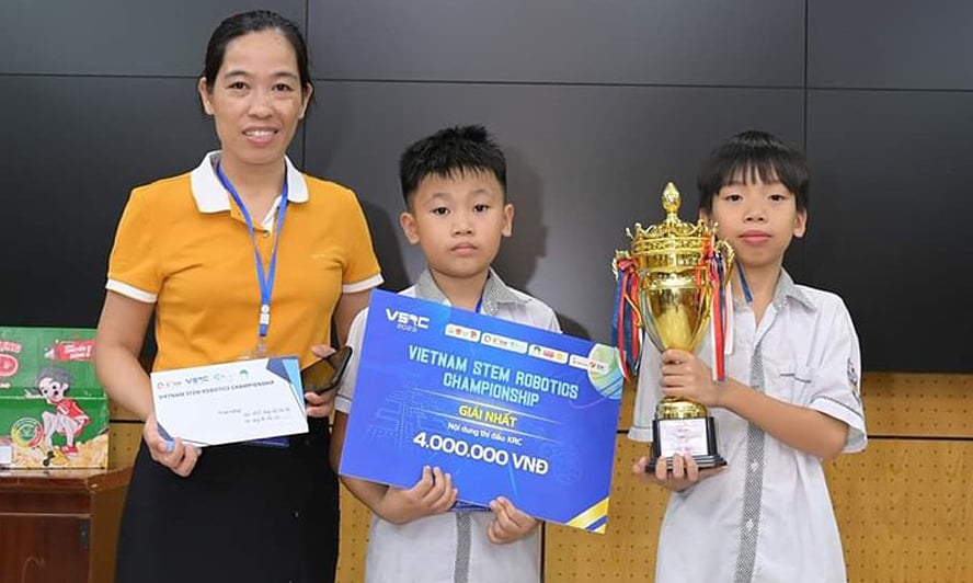 Un enseignant et un élève d'une école du village remportent un concours national de robotique