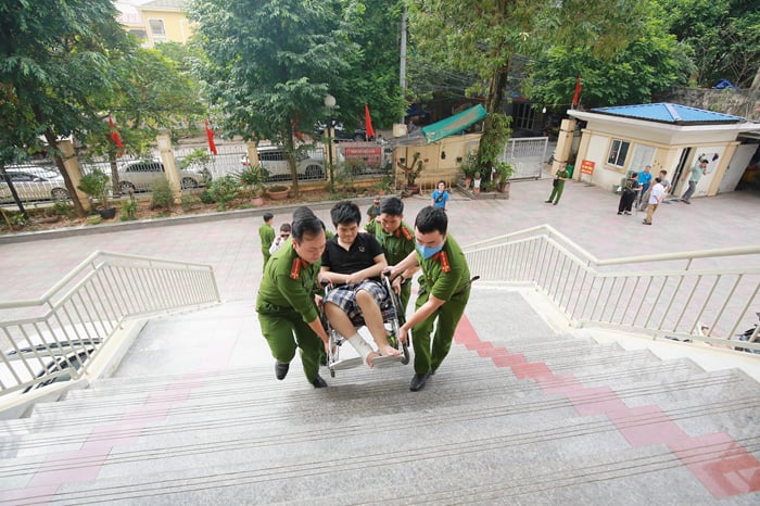 Payer 12 394 milliards de VND pour soutenir le deuxième tour en faveur des victimes de l'incendie dans le district de Thanh Xuan, photo 2