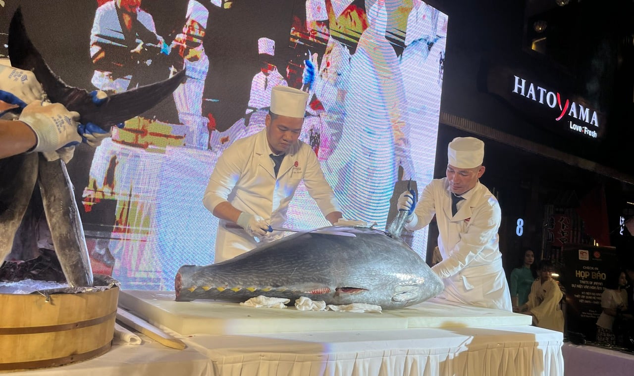 Chef Kyo Nguyen personally butchered a 111kg Japanese bluefin tuna with a knife given to him by Ambassador Tomisawa.