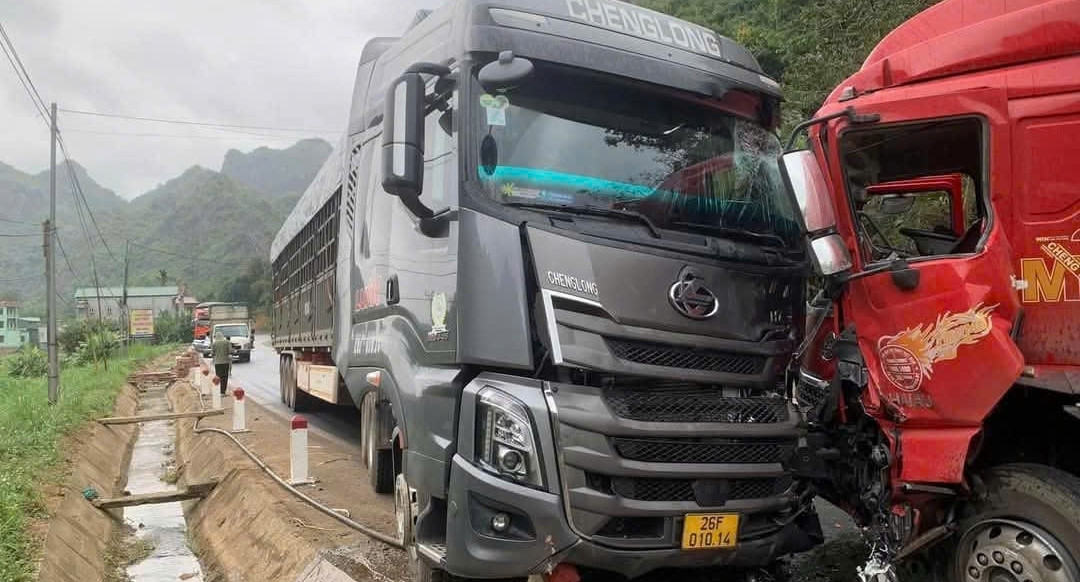 Container truck collides head-on with truck on Highway 6, 2 people injured