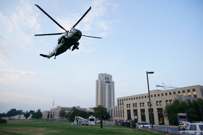 ឧទ្ធម្ភាគចក្រ Marine One ចុះចតនៅមុខមជ្ឈមណ្ឌលវេជ្ជសាស្ត្រយោធាជាតិ Walter Reed ក្នុងទីក្រុង Bethesda រដ្ឋ Maryland ក្នុងខែកក្កដា ឆ្នាំ 2021។ រូបថត៖ AFP