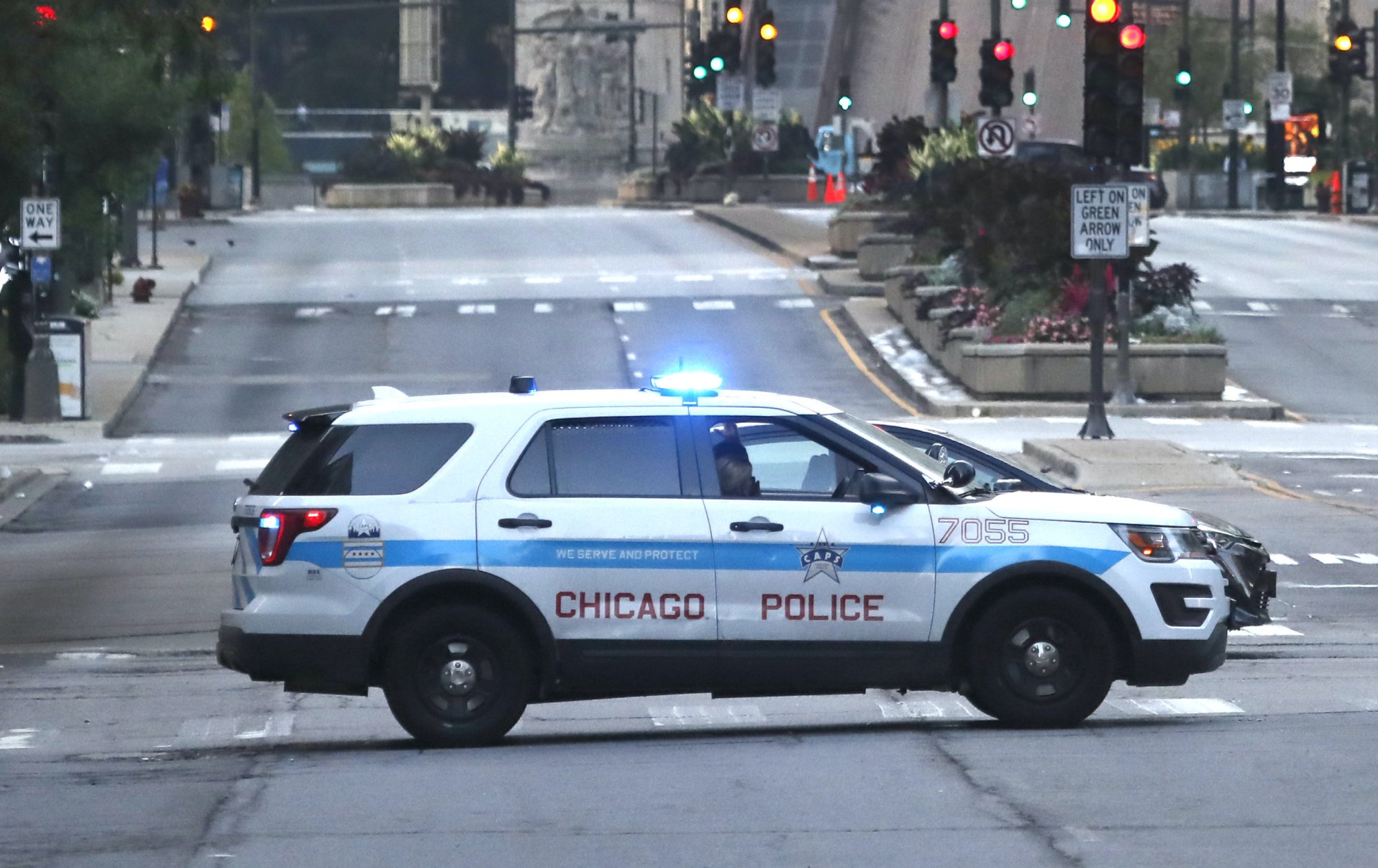 A group of reporters were robbed while reporting on a robbery in Chicago. Photo 1