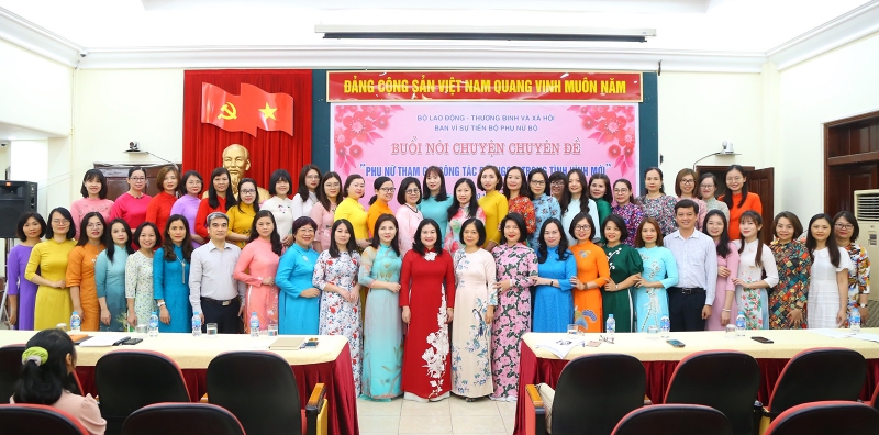 Deputy Minister Nguyen Thi Ha and delegates take souvenir photos