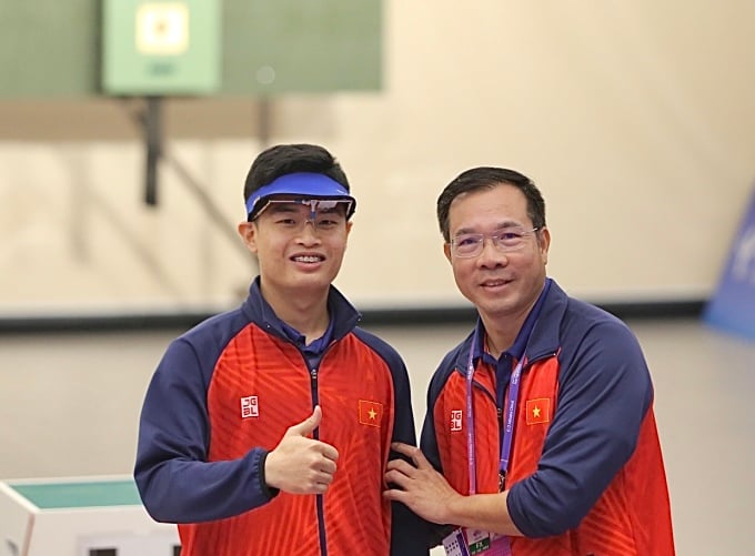 Shooter Pham Quang Huy (left) and coach Hoang Xuan Vinh (right).