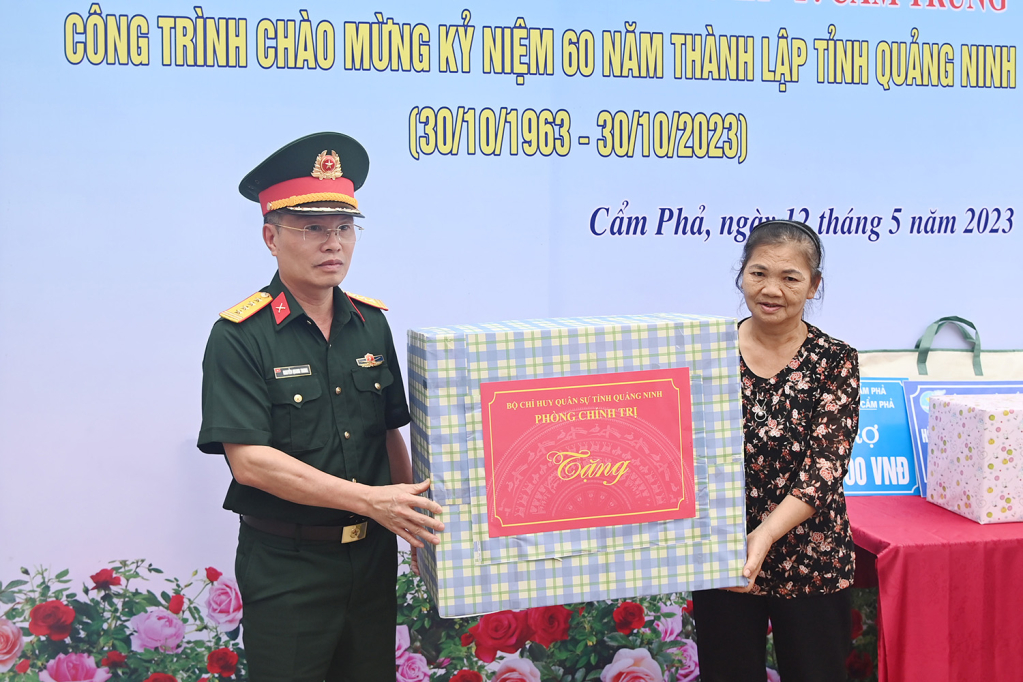 Colonel Nguyen Quang Trung, Deputy Chief of Political Department of the Provincial Military Command, presented gifts to her family.