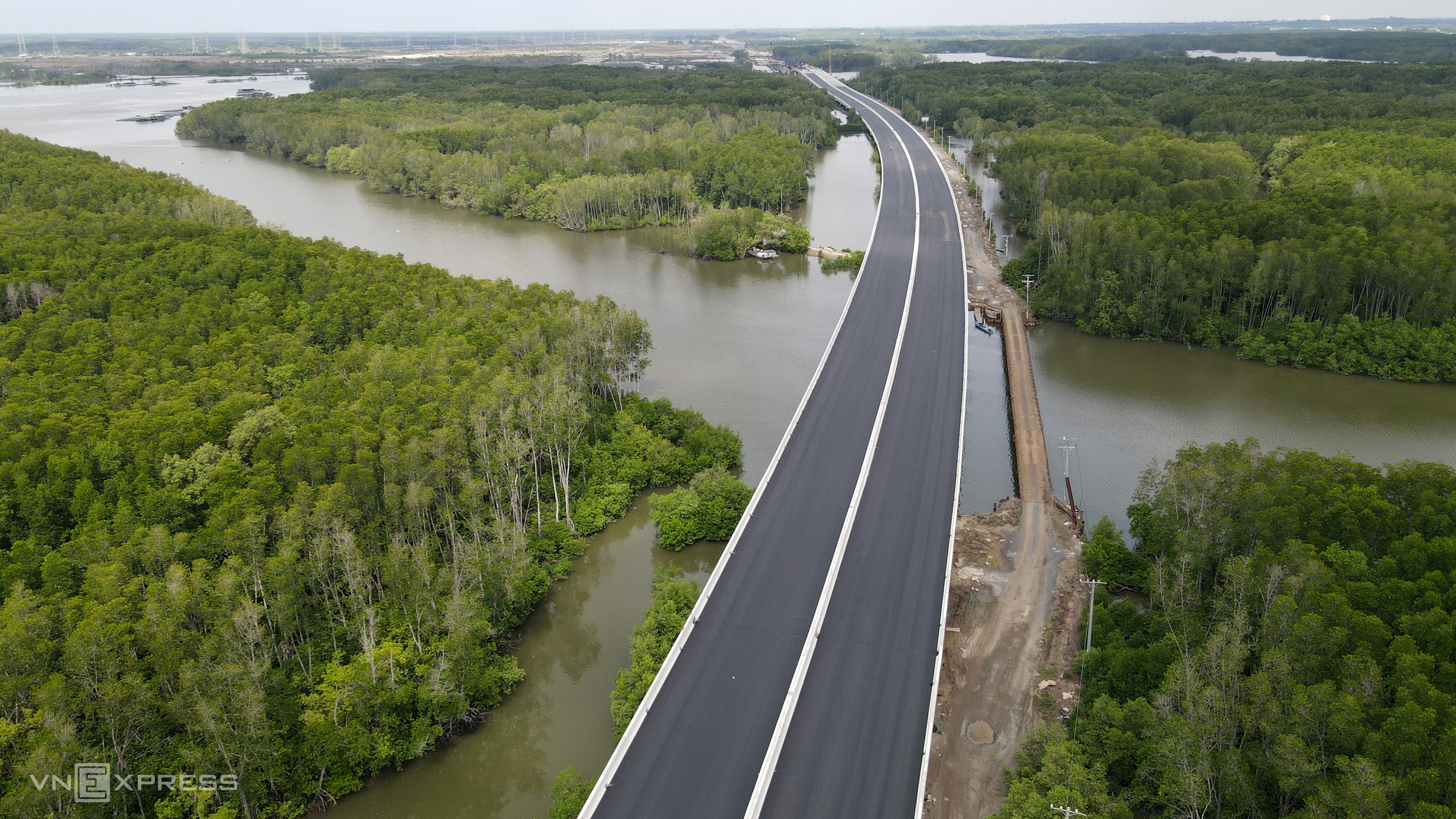 La forma de la autopista Ben Luc - Long Thanh de 3,5 km que pasa por un fresco bosque de manglares