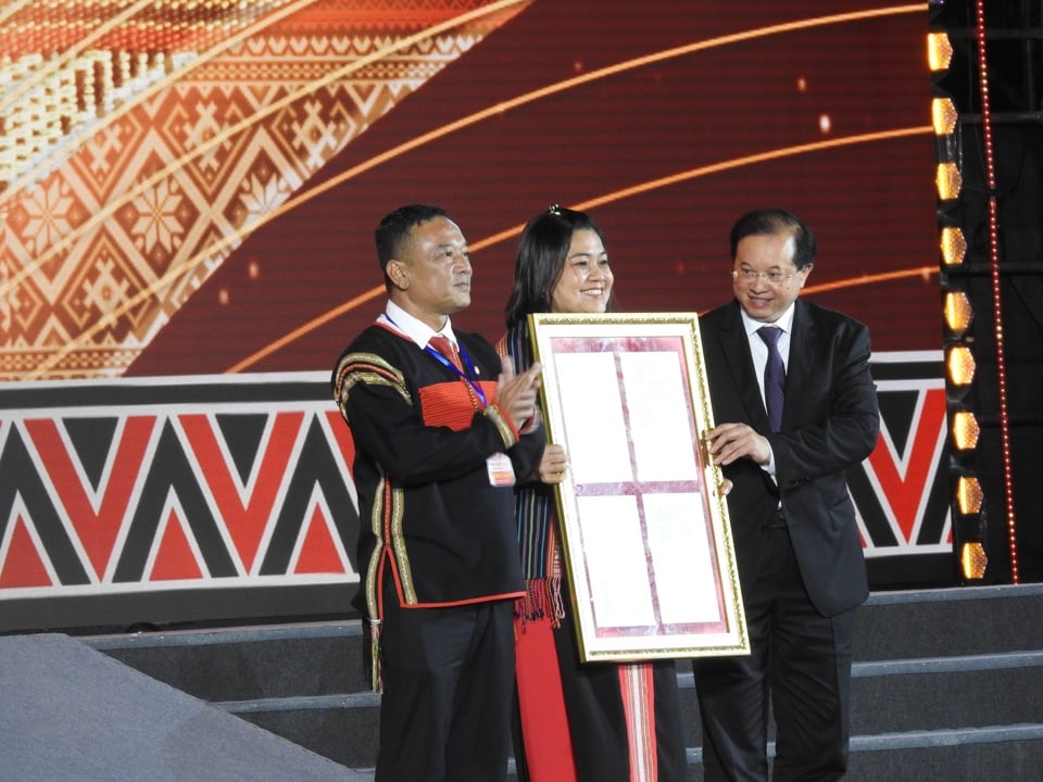 Comrade Ta Quang Dong - Deputy Minister of Culture, Sports and Tourism awarded the Certificate of National Treasure 