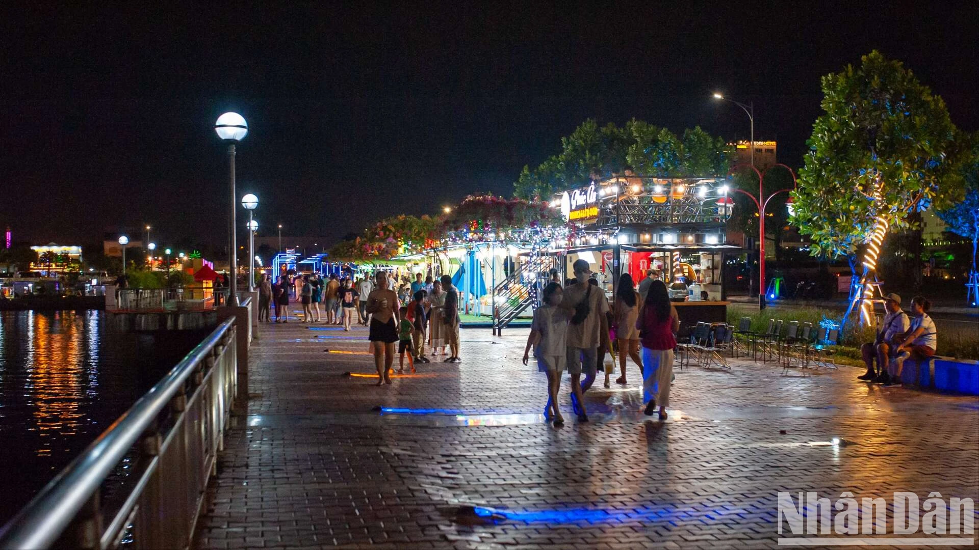 [Photo] Gros plan de la première rue piétonne au bord de la rivière de Da Nang, photo 1