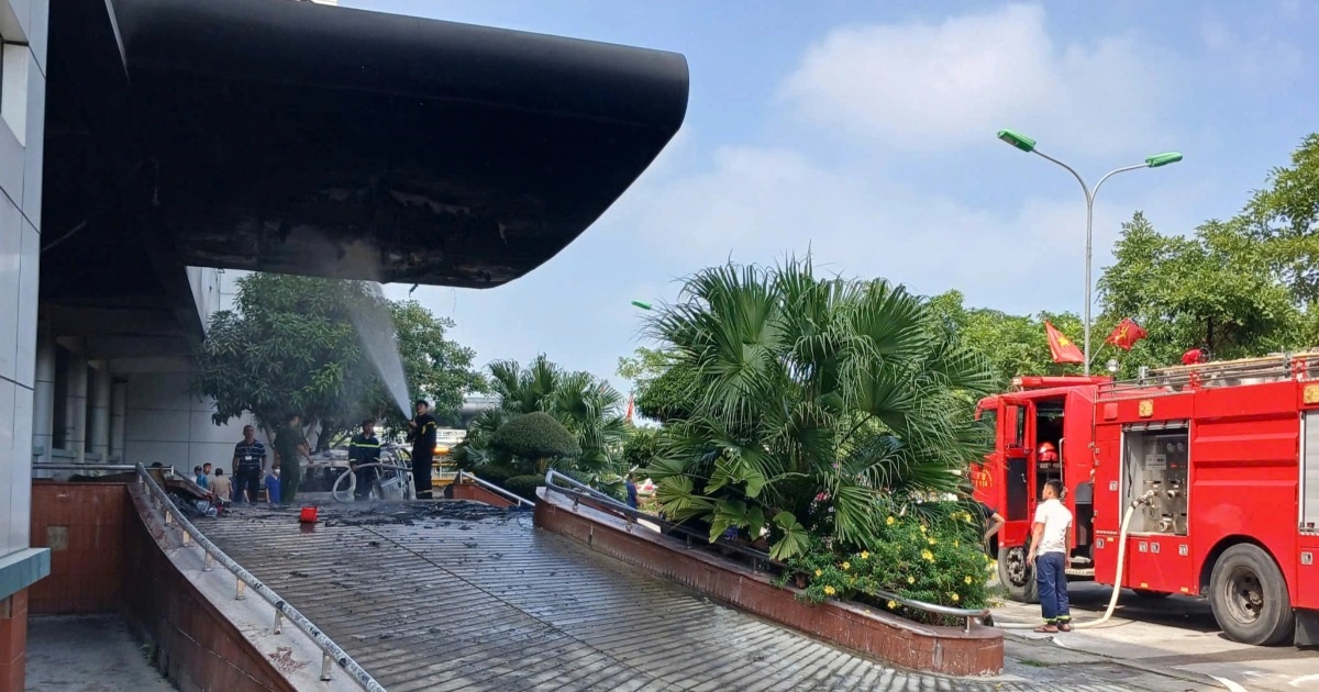 Ambulance catches fire in front of the lobby of Nghe An's largest hospital