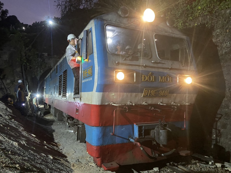 The North-South railway was connected after the Bai Gio tunnel overcame the landslide problem. (Photo: Trung Nhan)