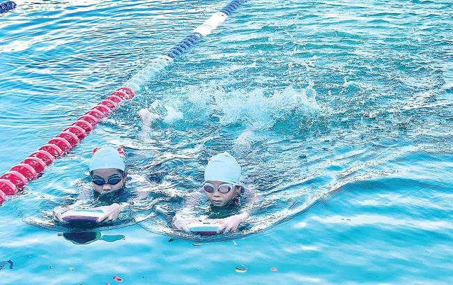 Emocionado en la piscina