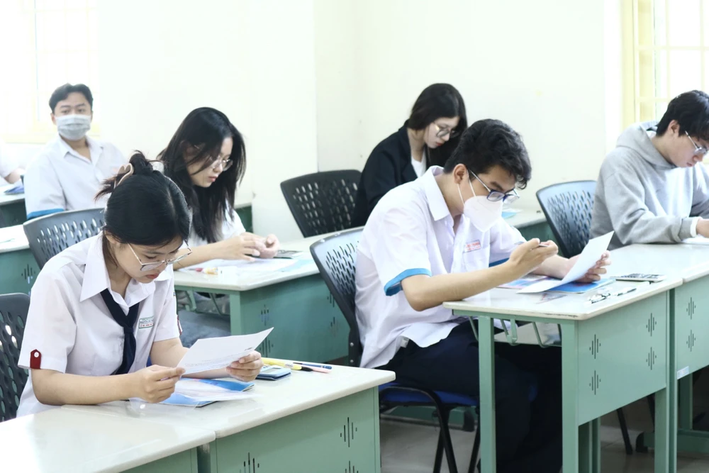 2023년 호치민시 국립대학교가 주관하는 역량평가시험에 응시하는 응시자들. 사진: THANH HUNG