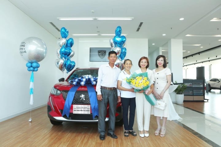 เหงียน ถิ อวนห์ มาที่โชว์รูมเพื่อรับรถยนต์ Peugeot 2008 มูลค่าเกือบ 1 พันล้านดอง