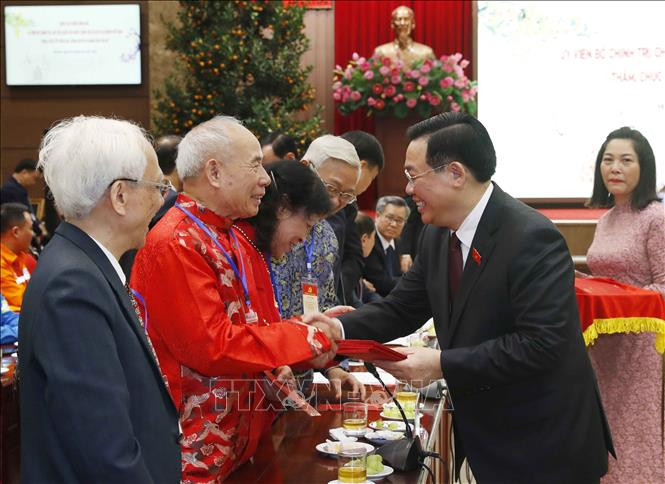 Le président de l'Assemblée nationale Vuong Dinh Hue a rendu visite au Comité du Parti, au gouvernement et au peuple de Hanoi pour lui présenter ses vœux de Nouvel An