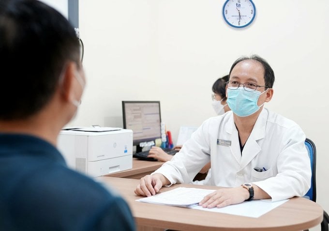 Dr. Khanh examines a patient at Tam Anh Hospital. Photo: Provided by the hospital