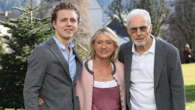 Beckenbauer avec sa femme Heidi et son fils Joel lors d'une fête de la carpe le 6 janvier 2023 - sa dernière apparition publique. Photo : Imago