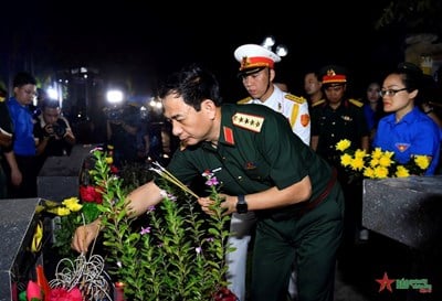 El general Phan Van Giang asistió y habló en la "Ceremonia de encendido de velas para rendir homenaje a los heroicos mártires"