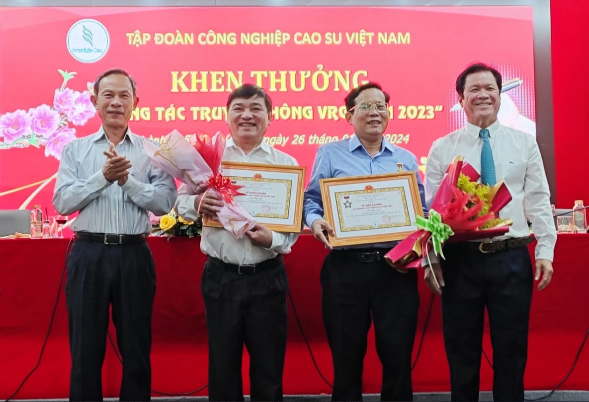 Ceremonia de entrega de premios del periódico de la industria del caucho de Vietnam por tercera vez en 2023, imagen 2