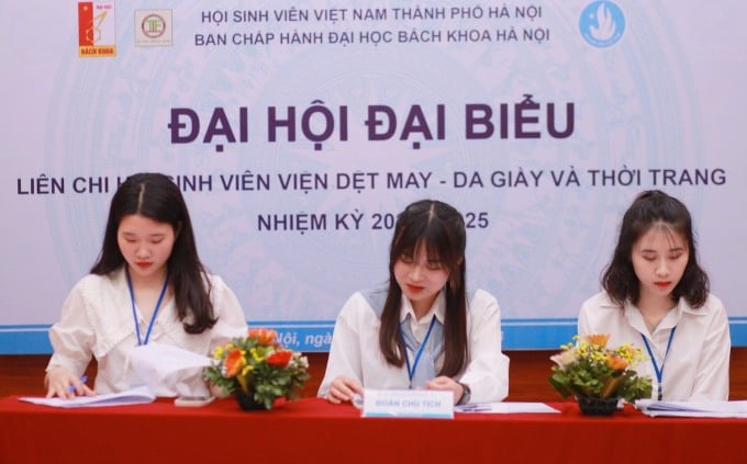 Thanh Thuỷ làm nhiệm vụ trong Đoàn Chủ tịch ở Đại hội Hội Sinh viên Viện Dệt May - Da giày và Thời trang, Đại học Bách khoa Hà Nội. Ảnh: Nhân vật cung cấp